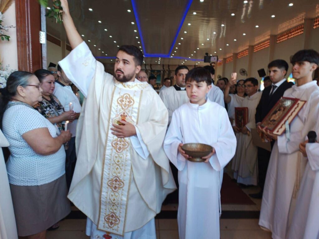 El Padre Luis Bruno Ferreira Arndt bendiciendo las candelas en su primera Misa en el día de la candelaria.