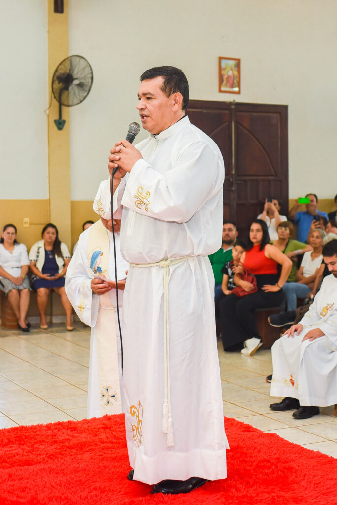 El Hno Estanislao Bogarín presentandose al Obispo y al Pueblo.
