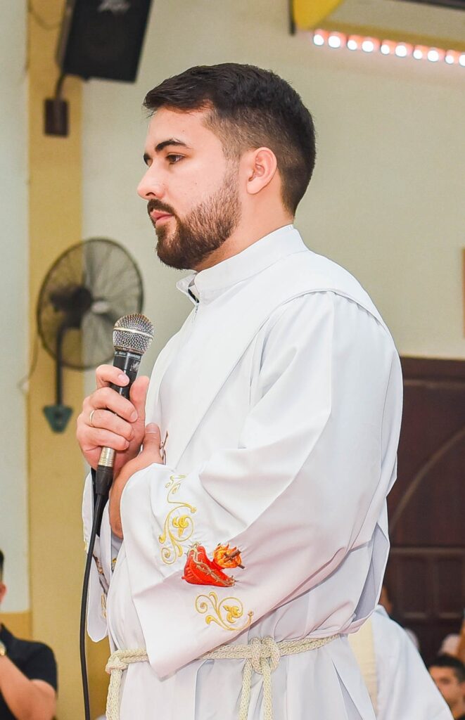 El Diácono Luis Bruno Ferreira Arndt presentandose al Obispo Pedro collar y al Pueblo fiel.