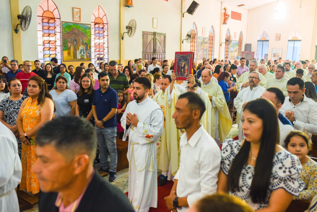 El diácono Luis Bruno Ferreira Arndt se dirige al altar en la procesion de entrada d ela celebración.