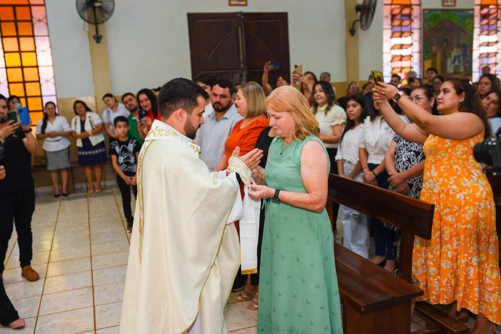 El Padre Luis Bruno Ferreira Arndt ante su madre que le desata el purificador de las manos.