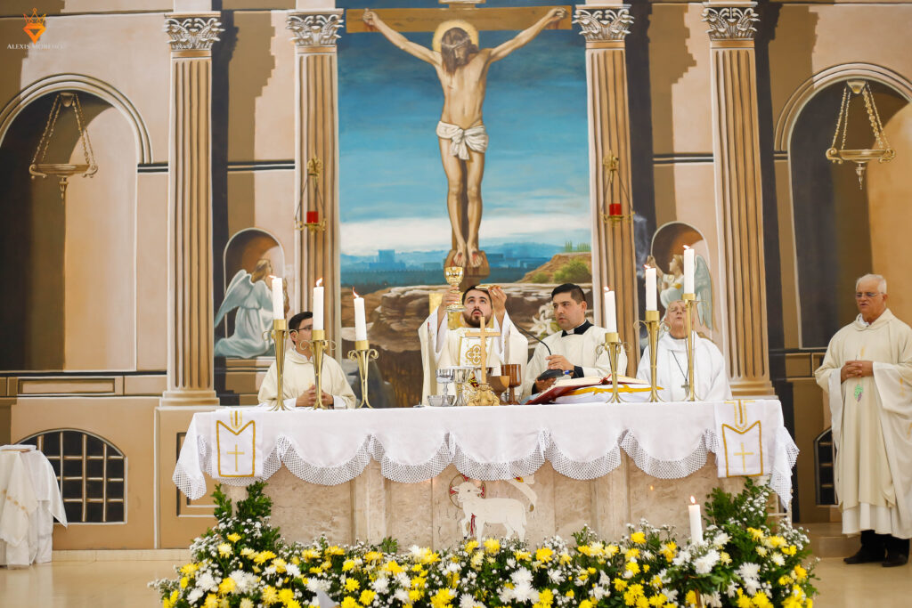 El Padre luis Bruno Ferreira Arndt elevando el cuerpo y la sangre de Cristo.